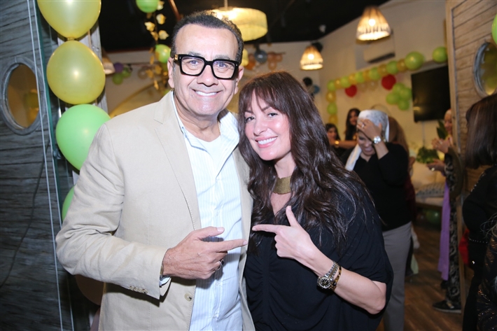 رقص أمل رزق وابنتها لما كتكت في عيد ميلاهما ... نرمين الفقي ونهال عنبر وأسامة منير بين الحضور