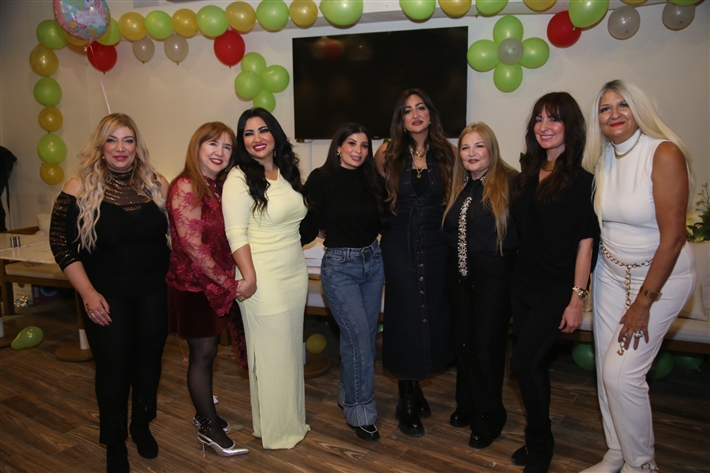 رقص أمل رزق وابنتها لما كتكت في عيد ميلاهما ... نرمين الفقي ونهال عنبر وأسامة منير بين الحضور