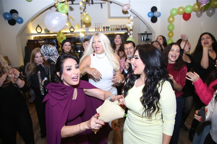 رقص أمل رزق وابنتها لما كتكت في عيد ميلاهما ... نرمين الفقي ونهال عنبر وأسامة منير بين الحضور