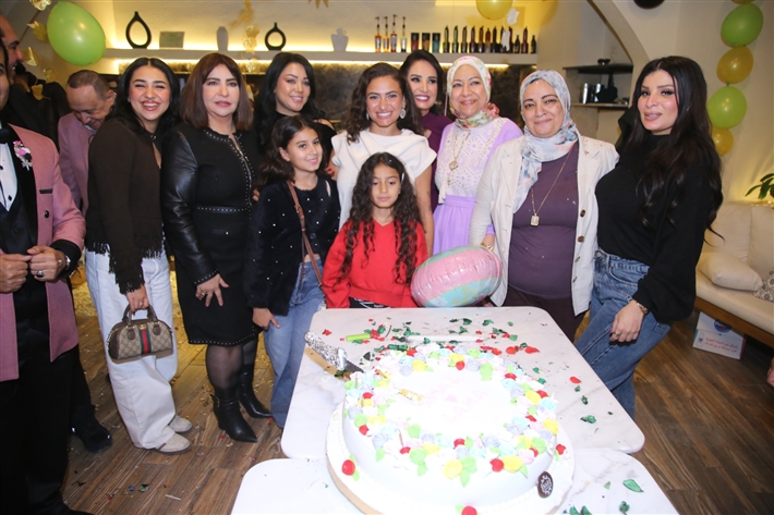 رقص أمل رزق وابنتها لما كتكت في عيد ميلاهما ... نرمين الفقي ونهال عنبر وأسامة منير بين الحضور