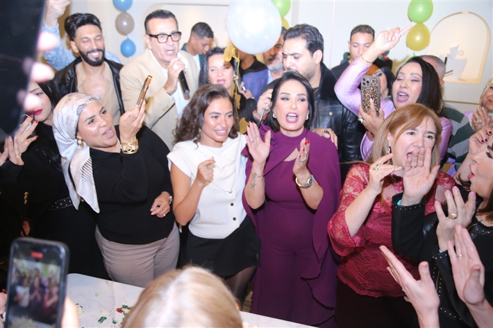 رقص أمل رزق وابنتها لما كتكت في عيد ميلاهما ... نرمين الفقي ونهال عنبر وأسامة منير بين الحضور