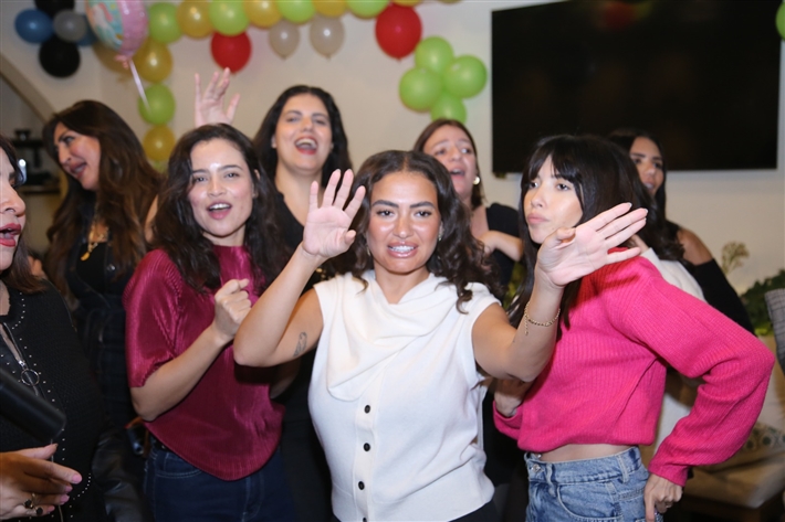 رقص أمل رزق وابنتها لما كتكت في عيد ميلاهما ... نرمين الفقي ونهال عنبر وأسامة منير بين الحضور