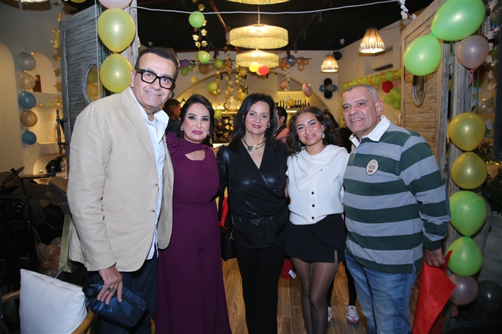 رقص أمل رزق وابنتها لما كتكت في عيد ميلاهما ... نرمين الفقي ونهال عنبر وأسامة منير بين الحضور