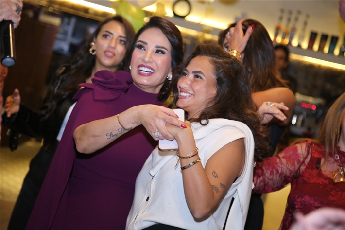 رقص أمل رزق وابنتها لما كتكت في عيد ميلاهما ... نرمين الفقي ونهال عنبر وأسامة منير بين الحضور