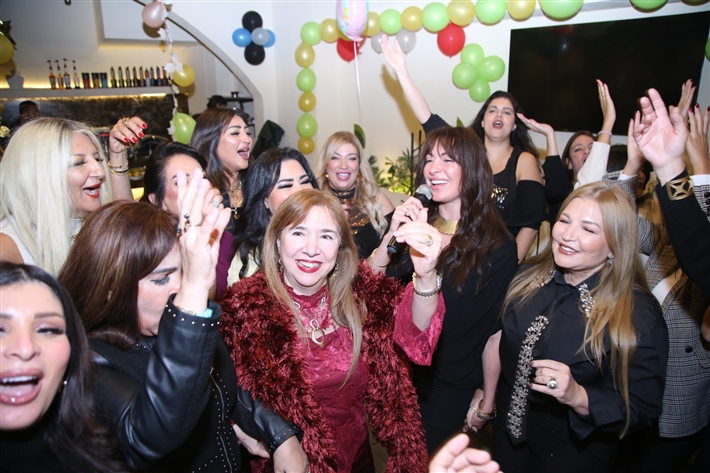 رقص أمل رزق وابنتها لما كتكت في عيد ميلاهما ... نرمين الفقي ونهال عنبر وأسامة منير بين الحضور