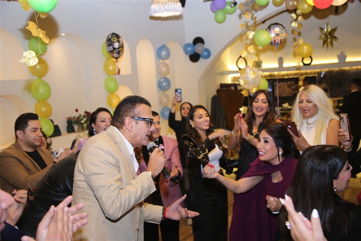 رقص أمل رزق وابنتها لما كتكت في عيد ميلاهما ... نرمين الفقي ونهال عنبر وأسامة منير بين الحضور