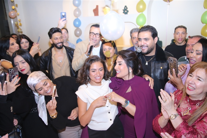 رقص أمل رزق وابنتها لما كتكت في عيد ميلاهما ... نرمين الفقي ونهال عنبر وأسامة منير بين الحضور