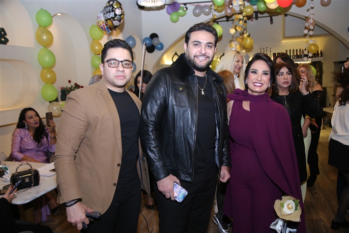 رقص أمل رزق وابنتها لما كتكت في عيد ميلاهما ... نرمين الفقي ونهال عنبر وأسامة منير بين الحضور