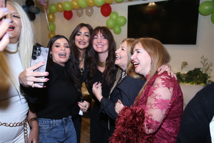 رقص أمل رزق وابنتها لما كتكت في عيد ميلاهما ... نرمين الفقي ونهال عنبر وأسامة منير بين الحضور