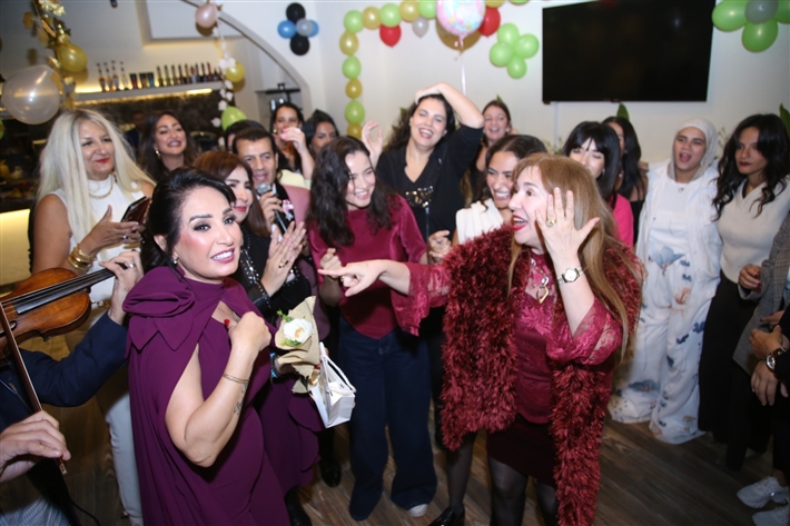 رقص أمل رزق وابنتها لما كتكت في عيد ميلاهما ... نرمين الفقي ونهال عنبر وأسامة منير بين الحضور