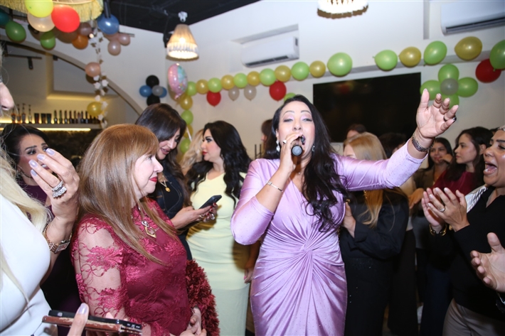 رقص أمل رزق وابنتها لما كتكت في عيد ميلاهما ... نرمين الفقي ونهال عنبر وأسامة منير بين الحضور