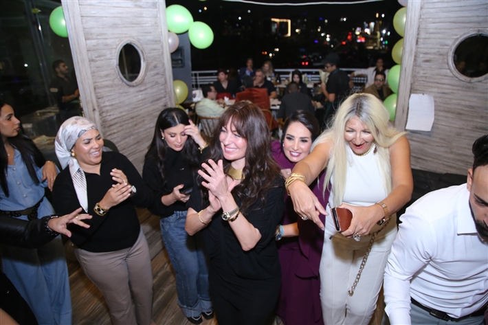 رقص أمل رزق وابنتها لما كتكت في عيد ميلاهما ... نرمين الفقي ونهال عنبر وأسامة منير بين الحضور