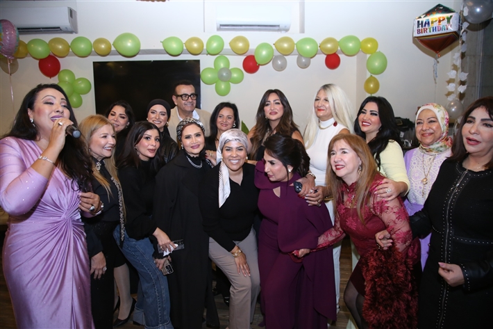 رقص أمل رزق وابنتها لما كتكت في عيد ميلاهما ... نرمين الفقي ونهال عنبر وأسامة منير بين الحضور