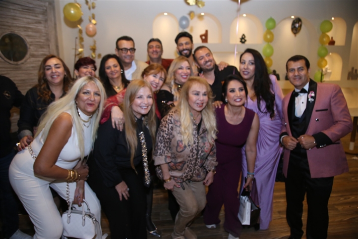 رقص أمل رزق وابنتها لما كتكت في عيد ميلاهما ... نرمين الفقي ونهال عنبر وأسامة منير بين الحضور