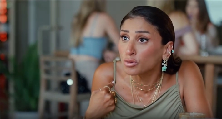 فيديو - صراع ينتهي بالطلاق بين كريم محمود عبد العزيز ودينا الشربيني في تيزر فيلم طلقني 