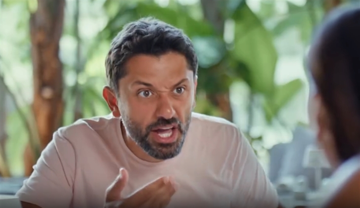 فيديو - صراع ينتهي بالطلاق بين كريم محمود عبد العزيز ودينا الشربيني في تيزر فيلم طلقني 