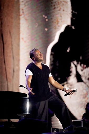 رامي صبري يطلق مبادرة للاستفادة من قوة مصر الناعمة خلال حفله في أرينا التجمع