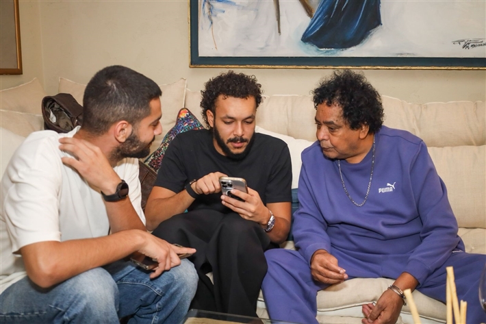 محمد منير وويجز يحتفلان بإصدار أغنيتهما كلام فرسان 