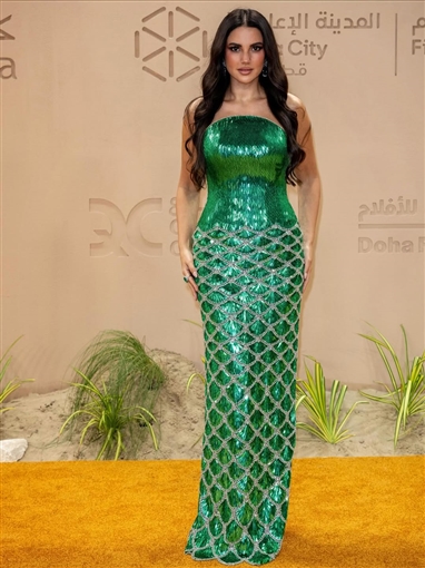 درة تلفت الأنظار بفستان أخضر لامع يبرز رشاقتها في افتتاح مهرجان الدوحة السينمائي