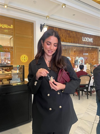 درة تلفت الأنظار بفستان أخضر لامع يبرز رشاقتها في افتتاح مهرجان الدوحة السينمائي