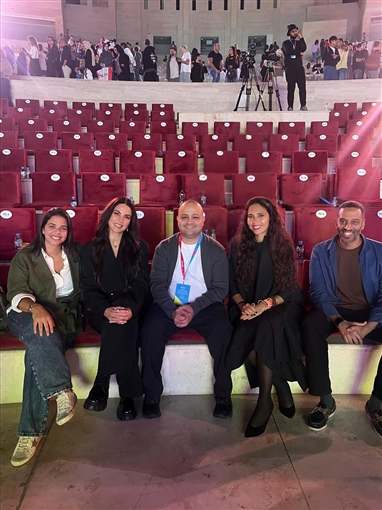 درة تلفت الأنظار بفستان أخضر لامع يبرز رشاقتها في افتتاح مهرجان الدوحة السينمائي