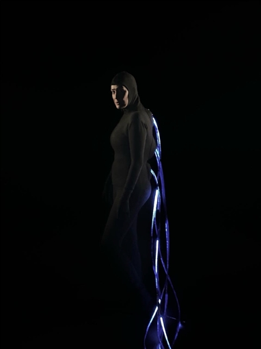 إحداها بتصميم العقرب ... غادة عبد الرازق تستعرض كواليس جلسات تصوير بأربع إطلالات مختلفة