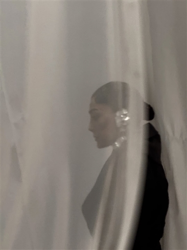 إحداها بتصميم العقرب ... غادة عبد الرازق تستعرض كواليس جلسات تصوير بأربع إطلالات مختلفة