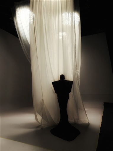 إحداها بتصميم العقرب ... غادة عبد الرازق تستعرض كواليس جلسات تصوير بأربع إطلالات مختلفة