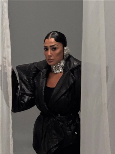 إحداها بتصميم العقرب ... غادة عبد الرازق تستعرض كواليس جلسات تصوير بأربع إطلالات مختلفة