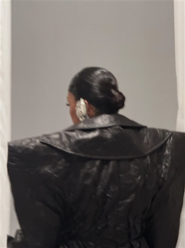 إحداها بتصميم العقرب ... غادة عبد الرازق تستعرض كواليس جلسات تصوير بأربع إطلالات مختلفة