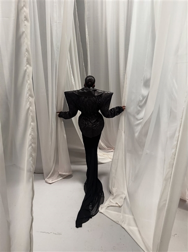 إحداها بتصميم العقرب ... غادة عبد الرازق تستعرض كواليس جلسات تصوير بأربع إطلالات مختلفة