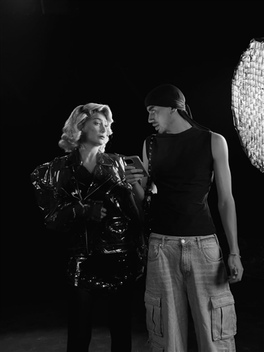 إحداها بتصميم العقرب ... غادة عبد الرازق تستعرض كواليس جلسات تصوير بأربع إطلالات مختلفة