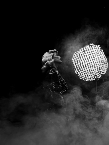 إحداها بتصميم العقرب ... غادة عبد الرازق تستعرض كواليس جلسات تصوير بأربع إطلالات مختلفة