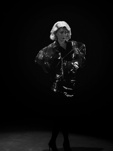 إحداها بتصميم العقرب ... غادة عبد الرازق تستعرض كواليس جلسات تصوير بأربع إطلالات مختلفة