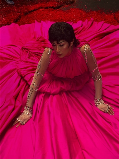 إحداها بتصميم العقرب ... غادة عبد الرازق تستعرض كواليس جلسات تصوير بأربع إطلالات مختلفة