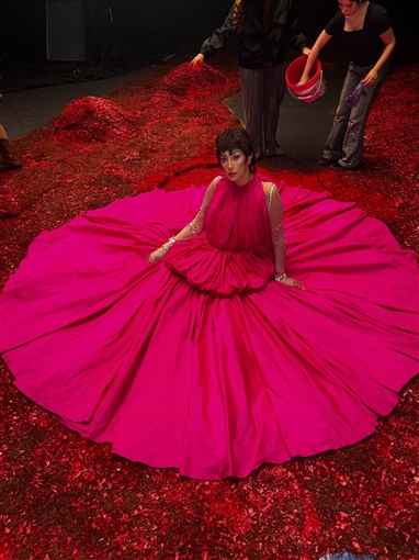 إحداها بتصميم العقرب ... غادة عبد الرازق تستعرض كواليس جلسات تصوير بأربع إطلالات مختلفة