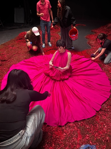 إحداها بتصميم العقرب ... غادة عبد الرازق تستعرض كواليس جلسات تصوير بأربع إطلالات مختلفة