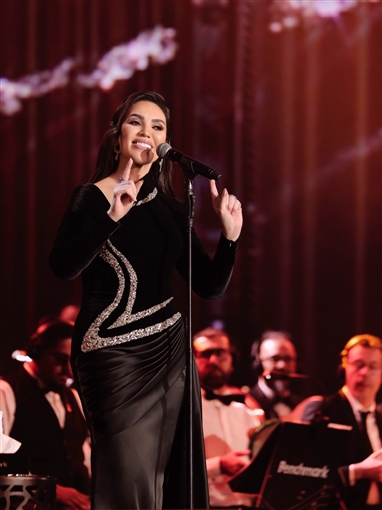 مي فاروق بفستان مخملي في موسم الرياض من تصميم أيمن لحموني