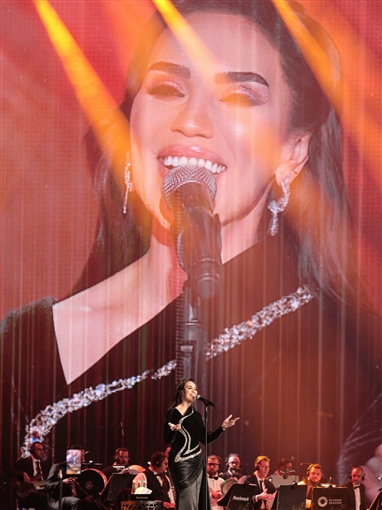 مي فاروق بفستان مخملي في موسم الرياض من تصميم أيمن لحموني