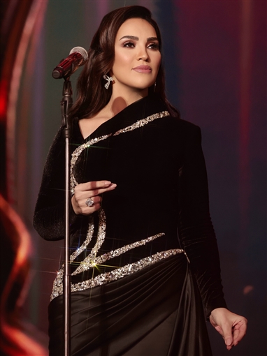 مي فاروق بفستان مخملي في موسم الرياض من تصميم أيمن لحموني