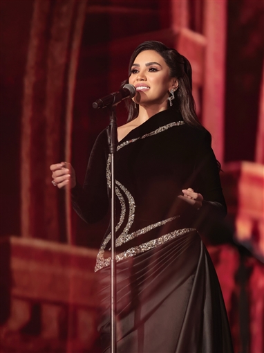 مي فاروق بفستان مخملي في موسم الرياض من تصميم أيمن لحموني