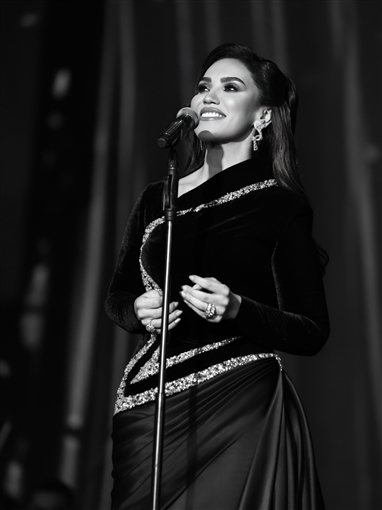 مي فاروق بفستان مخملي في موسم الرياض من تصميم أيمن لحموني