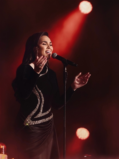 مي فاروق بفستان مخملي في موسم الرياض من تصميم أيمن لحموني