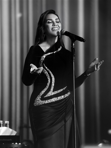 مي فاروق بفستان مخملي في موسم الرياض من تصميم أيمن لحموني