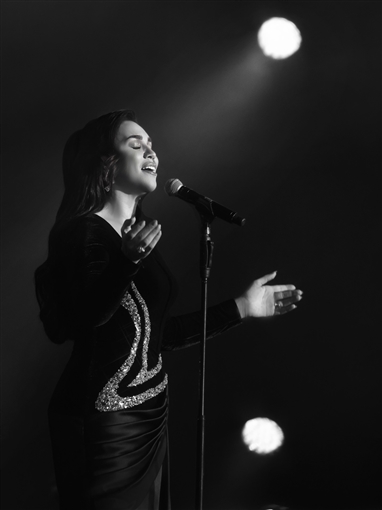 مي فاروق بفستان مخملي في موسم الرياض من تصميم أيمن لحموني