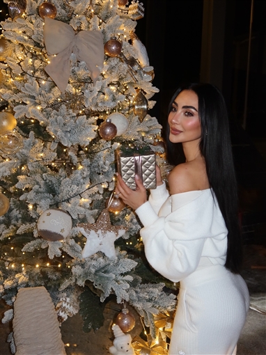 نور الغندور تبدأ الاحتفالات مبكرا جلسة تصوير بجانب شجرة الكريسماس