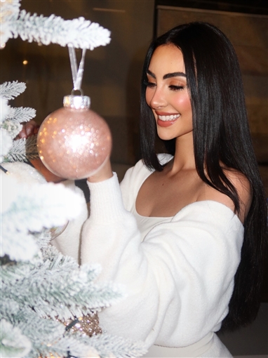 نور الغندور تبدأ الاحتفالات مبكرا جلسة تصوير بجانب شجرة الكريسماس