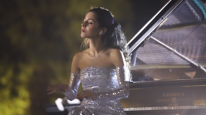 مايان السيد تعزف البيانو في جلسة تصوير من كواليس ولنا في الخيال حب 