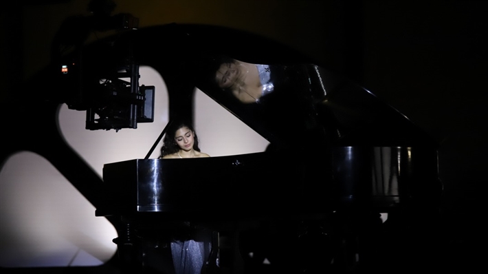 مايان السيد تعزف البيانو في جلسة تصوير من كواليس ولنا في الخيال حب 