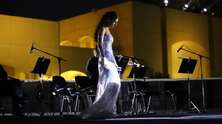 مايان السيد تعزف البيانو في جلسة تصوير من كواليس ولنا في الخيال حب 